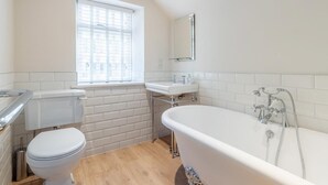 A bathroom with a toilet, sink, and bathtub. - 3 Bed in Ambleside (oc-lr102) (Ambleside)