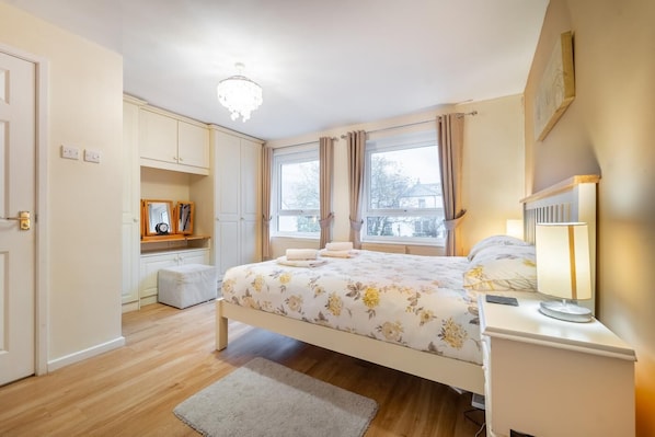 Iron/ironing board, travel cot, free WiFi, bed sheets - 2 Bed in Keswick (oc-lr147) (Keswick)