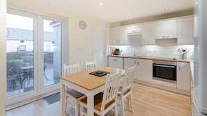 Oven, dishwasher, high chair, cookware/dishes/utensils - 2 Bed in Keswick (oc-lr147) (Keswick)