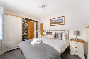 Bügeleisen/Bügelbrett, Reisekinderbett, kostenloses WLAN, Bettwäsche