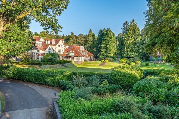 Property grounds - 2 Bed in Bowness On Windermere (oc-lr013) (Bowness on Windermere)