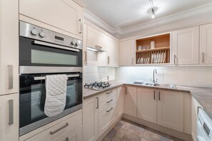 Oven, cookware/dishes/utensils - 2 Bed in Bowness On Windermere (oc-lr013) (Bowness on Windermere)