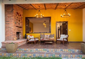 Chalet | Interior - Charming Villa Terrace Outdoor Fireplace (Jiquilpan de Juárez)