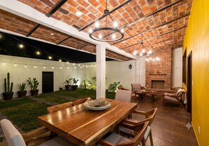 Chalet | Outdoor dining - Charming Villa Terrace Outdoor Fireplace (Jiquilpan de Juárez)