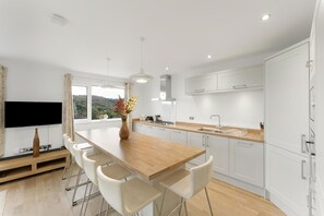 Microwave, oven, dishwasher, high chair - 3 Bed in Ambleside (oc-lr165) (Ambleside)