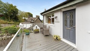 Il s’agit d’une propriété résidentielle dotée d’un balcon, d’une porte portant l’inscription « TODD CRAG » et offrant une vue sur les maisons voisines.