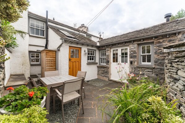 Outdoor dining - 3 Bed in Ambleside (oc-lr133) (Ambleside)