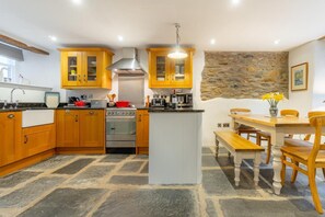 Microwave, oven, dishwasher, cookware/dishes/utensils - 3 Bed in Ambleside (oc-lr133) (Ambleside)