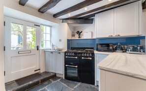 Oven, dishwasher, cookware/dishes/utensils - 3 Bed in Hawkshead (oc-lr137) (Hawkshead)