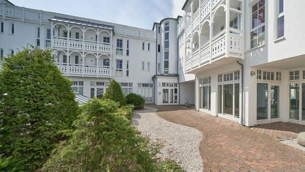 A modern building with a courtyard, white exterior, and multiple balconies. - Moderne Strandnahe Ferienwohnung in Sellin mit Balkon (Sellin)