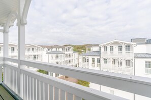 A white balcony with a view of multi-story buildings. - Stylische Ferienwohnung mit Balkon und Wlan im Seepark Sellin (Sellin)