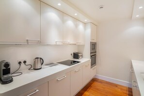 Microwave, oven, dishwasher, cookware/dishes/utensils - 1 Bed in Ambleside (oc-lr210) (Claife)