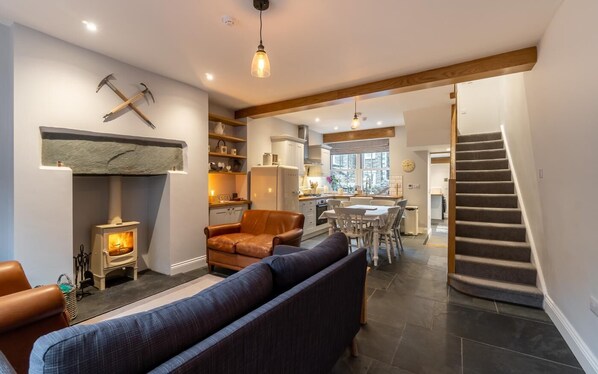 TV, fireplace - 3 Bed in Ambleside (oc-lr052) (Ambleside)