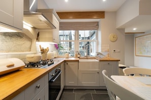 Microwave, oven, dishwasher, high chair - 3 Bed in Ambleside (oc-lr052) (Ambleside)