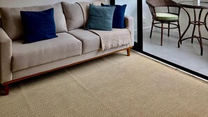 Ein modernes Wohnzimmer mit einer Couch, einem Tisch und einem Sessel.