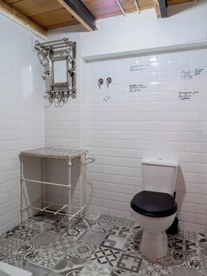 Shower, hair dryer, towels, soap - Vrbo Property (Granada)