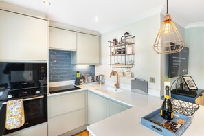Oven, dishwasher, high chair, cookware/dishes/utensils - 2 Bed in Windermere (oc-lr104) (Windermere)