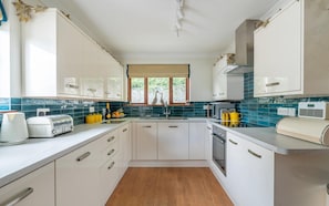 Oven, dishwasher, high chair, cookware/dishes/utensils - 4 Bed in Ambleside (oc-lr054) (Ambleside)