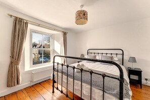 Iron/ironing board, travel cot, free WiFi, bed sheets - 1 Bed in Windermere (oc-lr172) (Windermere)