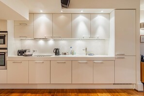 Microwave, oven, dishwasher, cookware/dishes/utensils - 1 Bed in Pullwood Bay Estate (oc-lr220) (Claife)