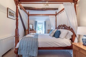 Iron/ironing board, free WiFi, bed sheets - 2 Bed in Outgate (oc-lr135) (Outgate)