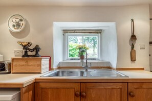 Microwave, oven, dishwasher, cookware/dishes/utensils - 2 Bed in Outgate (oc-lr135) (Outgate)