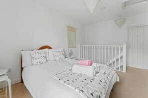 Bügeleisen/Bügelbrett, Reisekinderbett, kostenloses WLAN, Bettwäsche