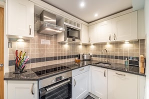 Microwave, oven, dishwasher, cookware/dishes/utensils - 1 Bed in Ambleside (oc-lr167) (Ambleside)