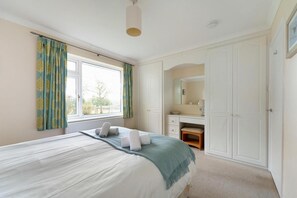 Bügeleisen/Bügelbrett, Reisekinderbett, kostenloses WLAN, Bettwäsche