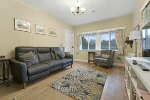 TV, fireplace - 2 Bed in Ambleside (oc-lr217) (Claife)