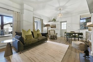 TV, fireplace - 2 Bed in Ambleside (oc-lr063) (Ambleside)