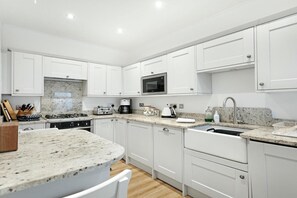 Microwave, oven, dishwasher, high chair - 2 Bed in Ambleside (oc-lr063) (Ambleside)