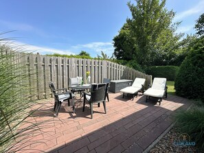 Outdoor dining - Vrbo Property (Cuxhaven)