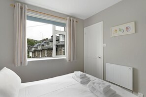 Iron/ironing board, travel cot, free WiFi, bed sheets - 2 Bed in Ambleside (oc-lr141) (Ambleside)