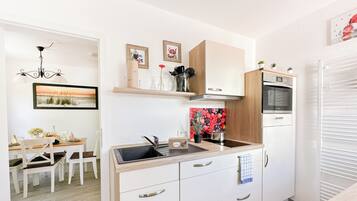 Wasserkocher mit Kaffee-/Teezubehör, Kühlschrank, Mikrowelle, Ofen
