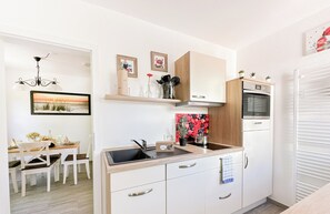 Wasserkocher mit Kaffee-/Teezubehör, Kühlschrank, Mikrowelle, Ofen