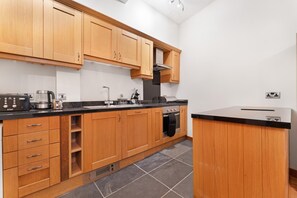 Microwave, oven, dishwasher, cookware/dishes/utensils - 2 Bed in Ambleside (oc-lr079) (Ambleside)
