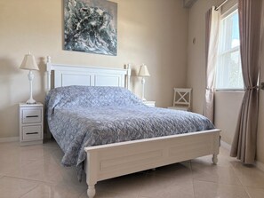 2 bedrooms, in-room safe, desk, iron/ironing board - Apartment In Weston, Saint James (Weston)