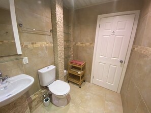 Shower, hair dryer, towels, soap - Apartment In Weston, Saint James (Weston)