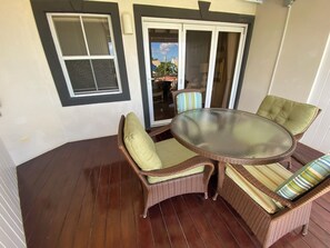 Outdoor dining - Apartment In Weston, Saint James (Weston)
