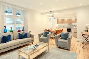 TV, fireplace - 4 Bed in Windermere (oc-lr026) (Windermere)