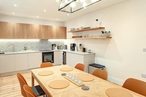 Microwave, oven, dishwasher, high chair - 4 Bed in Windermere (oc-lr026) (Windermere)