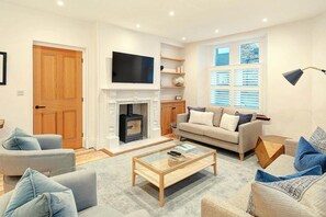 TV, fireplace - 4 Bed in Windermere (oc-lr026) (Windermere)