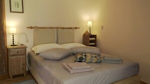 Een strijkplank/strijkijzer, wifi, beddengoed