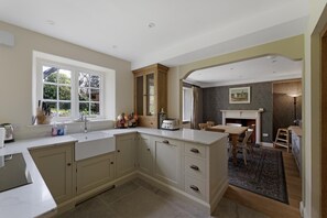 Microwave, oven, dishwasher, high chair - 3 Bed in Ambleside (oc-lr042) (Ambleside)
