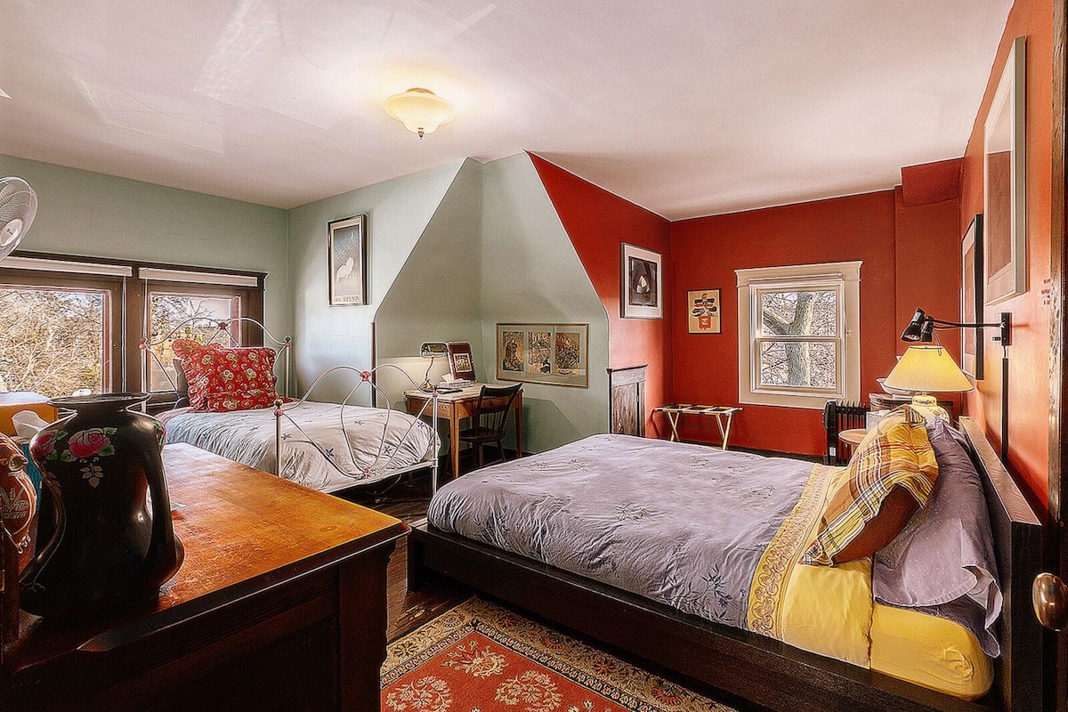 Comfort-Dreibettzimmer, Stadtblick | Bügeleisen/Bügelbrett, kostenloses WLAN
