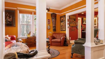 Comfort Double Room, Garden View | Living area
