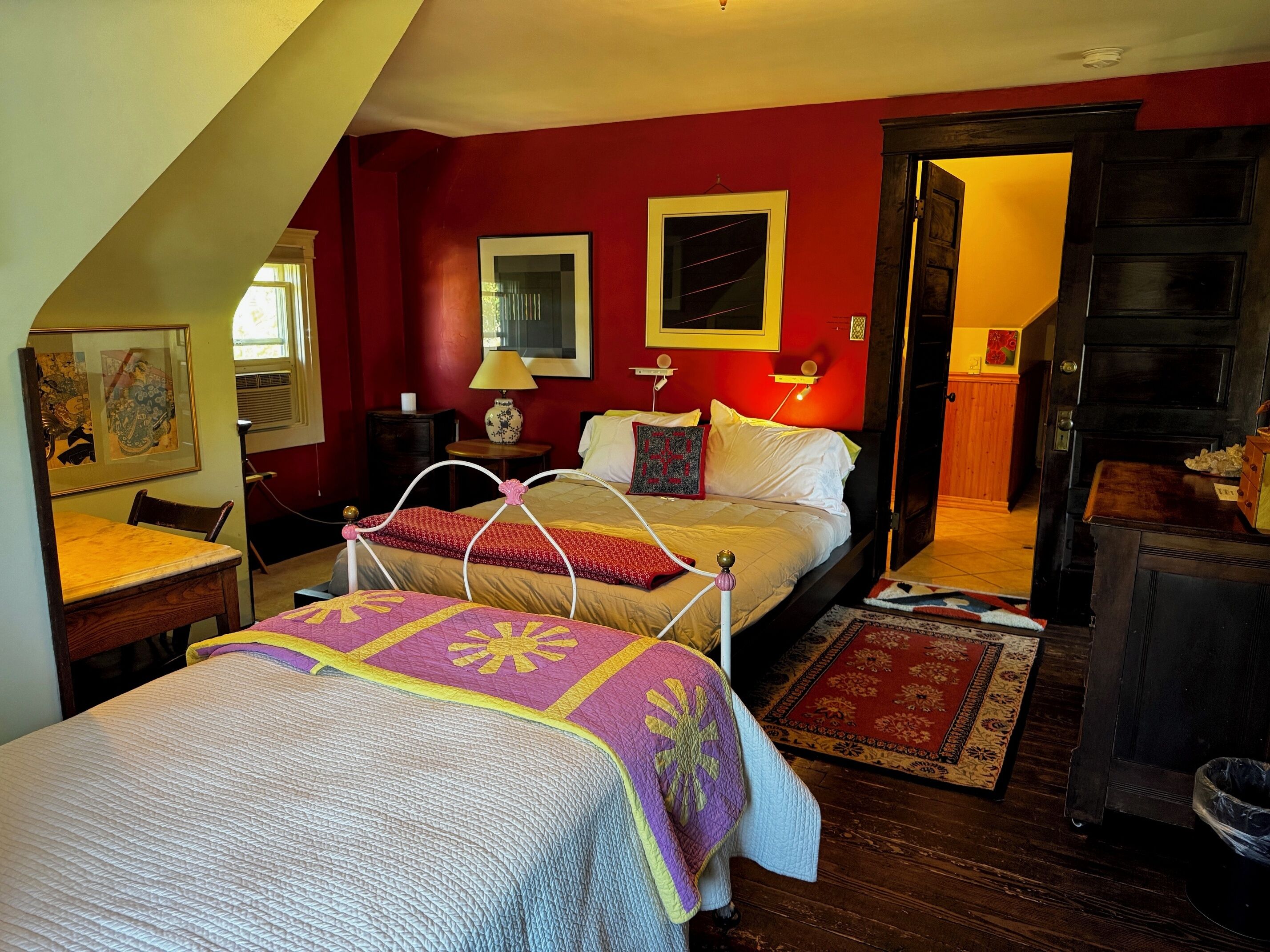 Comfort-Dreibettzimmer, Stadtblick | Bügeleisen/Bügelbrett, kostenloses WLAN