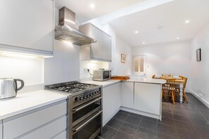 Oven, dishwasher, high chair, cookware/dishes/utensils - 3 Bed in Ambleside (oc-lr080) (Ambleside)