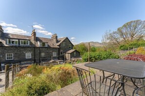 Outdoor dining - 3 Bed in Ambleside (oc-lr080) (Ambleside)